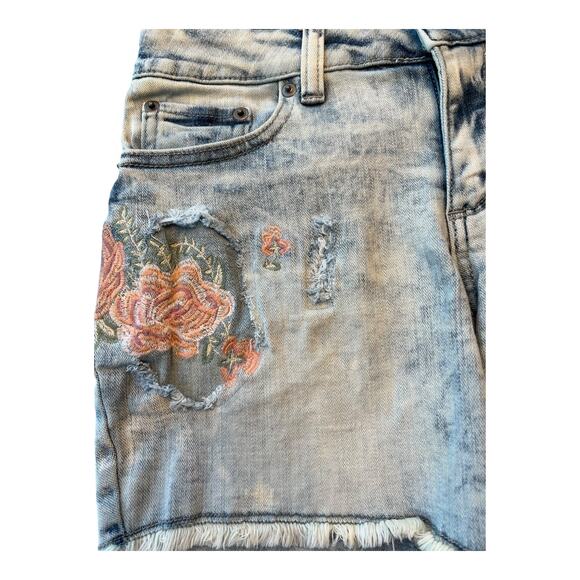 Time and Tru Blue Jean Cut-Off Shorts Size 4 Rose Appliqué Embroidered Denim - Picture 3 of 8